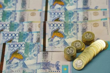 Almaty, Kazakistan - 04.05.2023: Kazakistan tentesinin paraları ve banknotları masaya serildi.