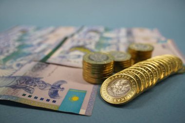 Almaty, Kazakistan - 04.05.2023: Kazakistan tentesinin paraları ve banknotları masaya serildi.