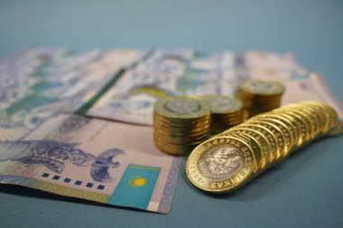 Almaty, Kazakistan - 04.05.2023: Kazakistan tentesinin paraları ve banknotları masaya serildi.