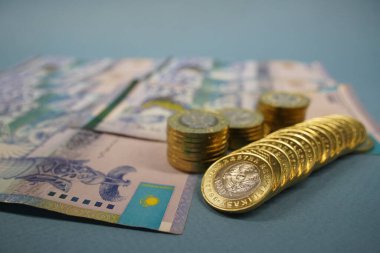 Almaty, Kazakistan - 04.05.2023: Kazakistan tentesinin paraları ve banknotları masaya serildi.