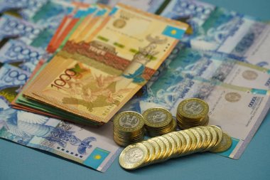 Almaty, Kazakistan - 04.05.2023: Kazakistan tentesinin paraları ve banknotları masaya serildi.