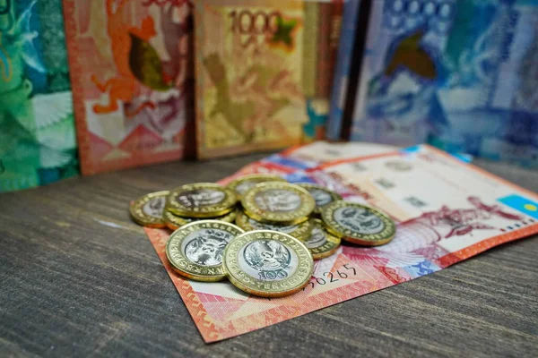 Almaty Kazajstán 2023 Gran Puñado Monedas Con Valor Nominal 100 — Foto de Stock