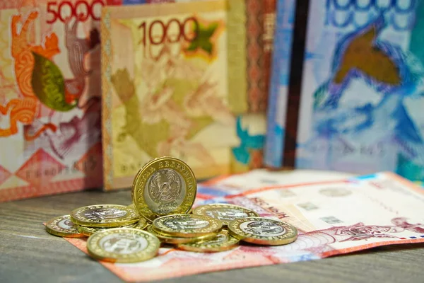Almaty Kazajstán 2023 Gran Puñado Monedas Con Valor Nominal 100 — Foto de Stock