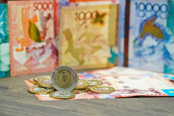 Almaty Kazajstán 2023 Moneda 200 Tenge Está Apilada Puñado Monedas — Foto de Stock