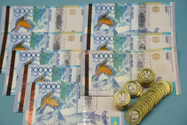 Almaty Kazajstán 2023 Monedas Billetes Banco Kazajstán Tenge Presentan Mesa — Foto de Stock