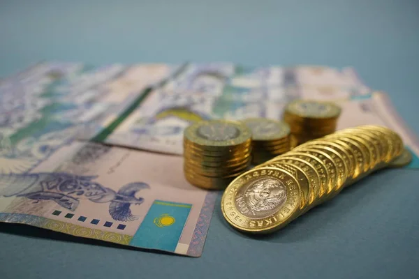 Almaty Kasachstan 2023 Münzen Und Banknoten Der Kasachischen Tenge Liegen — Stockfoto