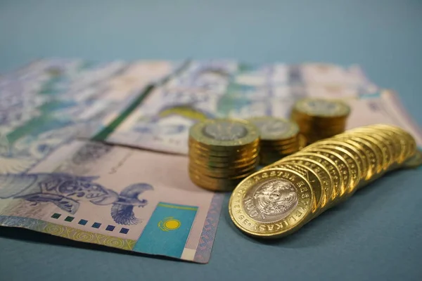アルマトイ カザフスタン 2023年 カザフスタンの硬貨と銀行券が表に記載されている ストック写真