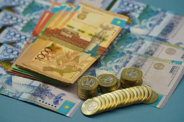 Алматы Казахстан 2023 Монеты Банкноты Казахстанских Тенге Разложены Столе Лицензионные Стоковые Изображения