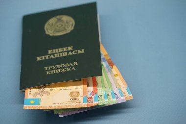 Almaty, Kazakistan - 04.05.2023: Kazakistan Cumhuriyeti 'nin çalışma kitabı ve farklı mezheplerin banknotları