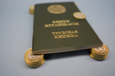 Almaty, Kazakistan - 04.05.2023: Kazakistan Cumhuriyeti 'nin istihdam sicili tenge paralarının üzerinde.