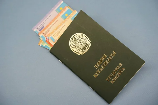 Almaty Kazajstán 2023 Libro Trabajo República Kazajstán Billetes Tenge Diferentes —  Fotos de Stock