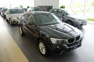 Almaty, Kazakistan - 04.21.2016: BMW arabaları otomobil merkezinin galerisinde art arda sergileniyor