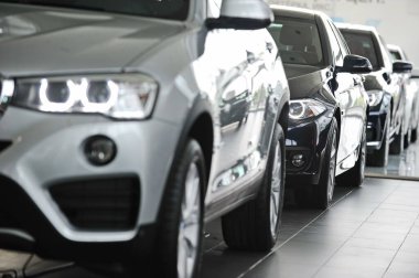 Almaty, Kazakistan - 04.21.2016: BMW arabaları otomobil merkezinin galerisinde art arda sergileniyor