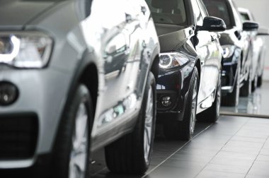 Almaty, Kazakistan - 04.21.2016: BMW arabaları otomobil merkezinin galerisinde art arda sergileniyor