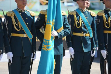 Almaty, Kazakistan - 08.02.2016: Tam üniformalı Kazak ordusu meydanda sıra bekliyor.