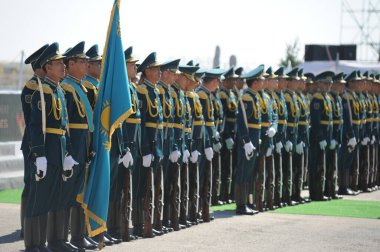 Almaty, Kazakistan - 08.02.2016: Tam üniformalı Kazak ordusu meydanda sıra bekliyor.