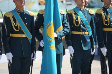 Almaty, Kazakistan - 08.02.2016: Tam üniformalı Kazak ordusu meydanda sıra bekliyor.