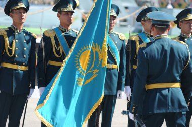 Almaty, Kazakistan - 08.02.2016: Tam üniformalı Kazak ordusu meydanda sıra bekliyor.