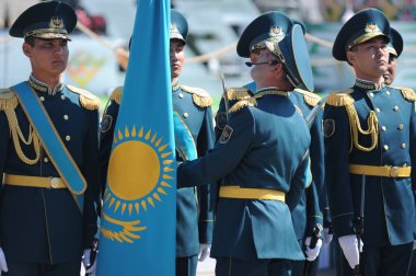 Almaty, Kazakistan - 08.02.2016: Tam üniformalı Kazak ordusu meydanda sıra bekliyor.