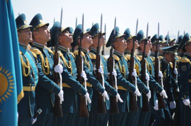 Almaty, Kazakistan - 08.02.2016: Tam üniformalı Kazak ordusu meydanda sıra bekliyor.