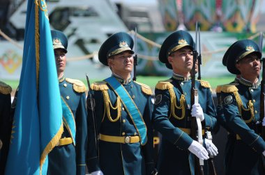 Almaty, Kazakistan - 08.02.2016: Tam üniformalı Kazak ordusu meydanda sıra bekliyor.
