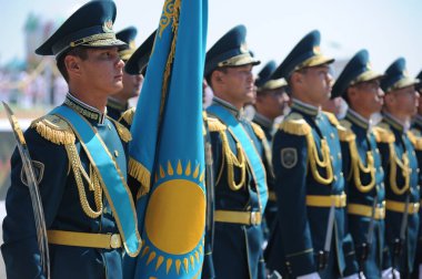 Almaty, Kazakistan - 08.02.2016: Tam üniformalı Kazak ordusu meydanda sıra bekliyor.