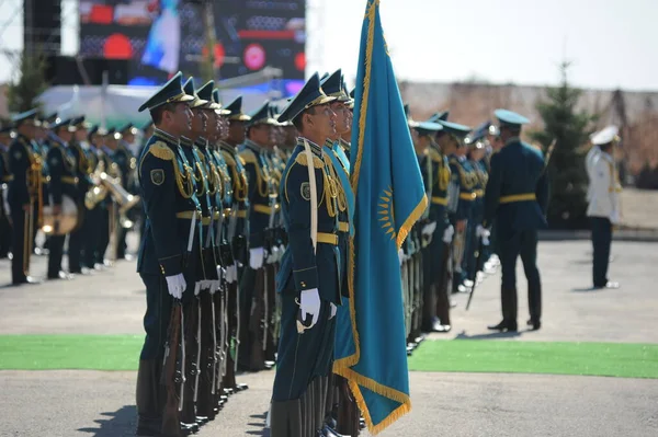 Алматы Казахстан 2016 Военнослужащие Казахстанской Армии Штатском Стоят Ряд Площади — стоковое фото