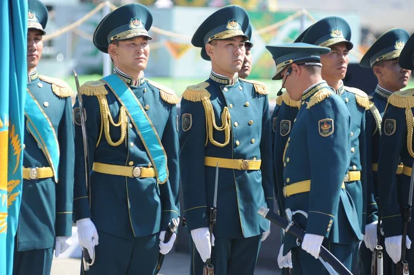 Almaty Kasakhstan 2016 Kasakhstansk Militærvesen Full Uniform Står Rekke Torget – stockfoto