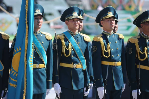 2016年2月8日 哈萨克斯坦阿拉木图 身着全套军装的哈萨克军队排成一排站在广场上 — 图库照片