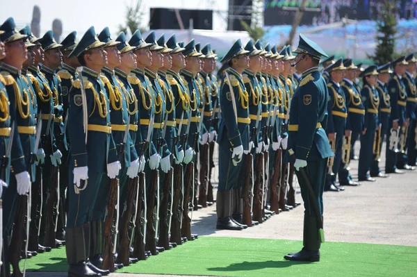 Almaty Kazahsztán 2016 Kazah Hadsereg Teljes Egyenruhás Hadserege Sorban Áll — Stock Fotó