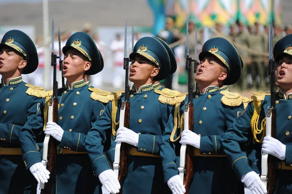Almaty Kazachstan 2016 Wojsko Kazachskiej Armii Pełnym Mundurze Stoi Pod — Zdjęcie stockowe