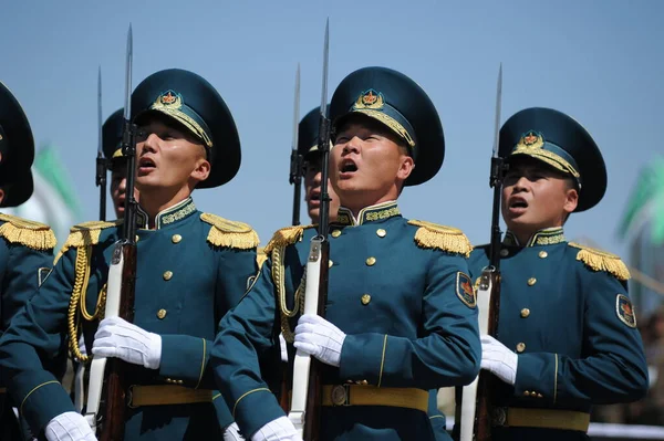 Almaty Kazachstan 2016 Wojsko Kazachskiej Armii Pełnym Mundurze Stoi Pod — Zdjęcie stockowe