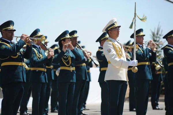 Алматы Казахстан 2016 Военнослужащие Казахстанской Армии Штатском Стоят Ряд Площади — стоковое фото