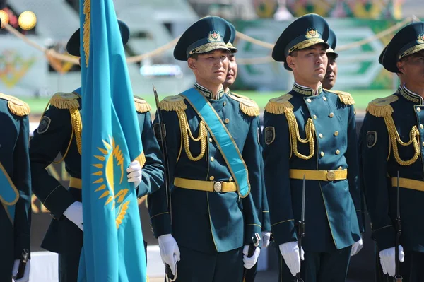 Almaty Kazahsztán 2016 Kazah Hadsereg Teljes Egyenruhás Hadserege Sorban Áll Stock Fotó