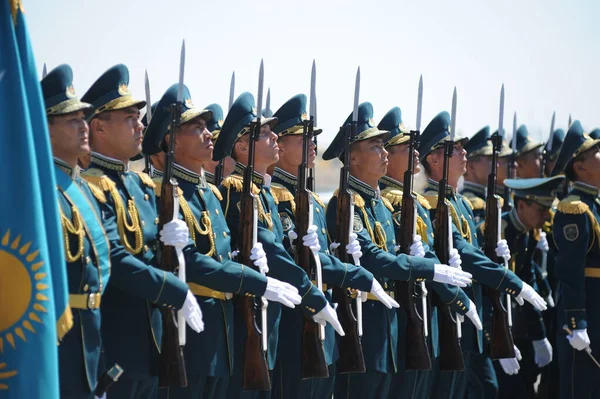 Almaty Kazakistan 2016 Militari Dell Esercito Kazako Uniforme Intera Stanno Immagine Stock