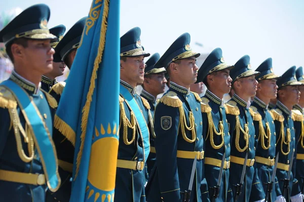 카자흐스탄 알마티 2016 군복을 카자흐스탄 광장에서 일렬로 스톡 사진