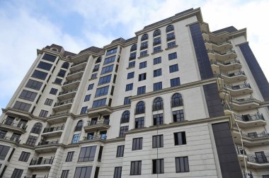 Almaty, Kazakistan - 11.23.2015: Çok katlı bir konut kompleksinin pencere ve cephe tasarımı.