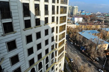 Almaty, Kazakistan - 11.23.2015: Çok katlı bir kompleksin ve bitişik garaj yolunun pencerelerinin görüntüsü.