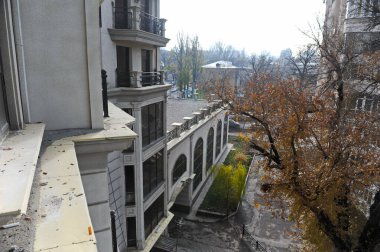  Almaty, Kazakistan - 11.23.2015: Konut kompleksinin balksi.