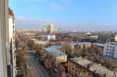  Almaty, Kazakistan - 11.23.2015: Çok katlı bir kompleks boyunca caddenin yolu.