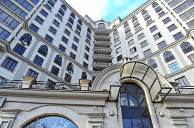  Almaty, Kazakistan - 11.23.2015: Çok katlı bir kompleksin bitişiğindeki bir mağazanın cephesi.