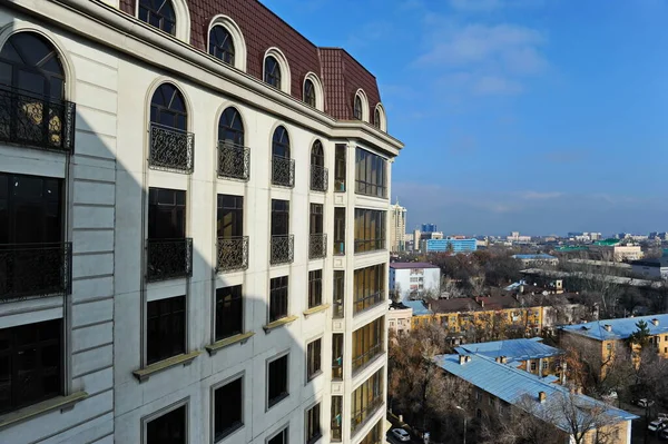アルマトイ カザフスタン 2015 複数階建ての住宅団地と隣接するドライブウェイの窓の眺め — ストック写真