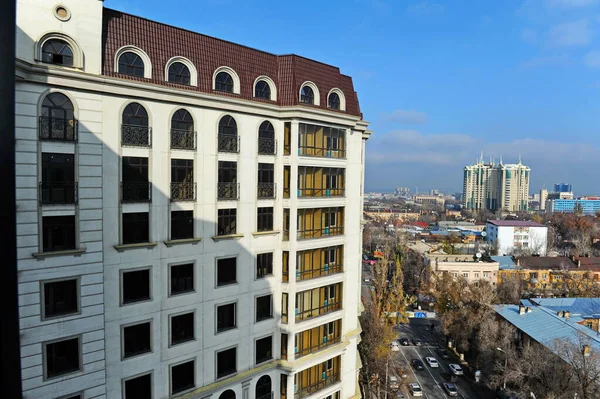 Almaty Kazakhstan 2015 Вигляд Вікон Багатоповерхового Житлового Комплексу Прилеглої Під — стокове фото