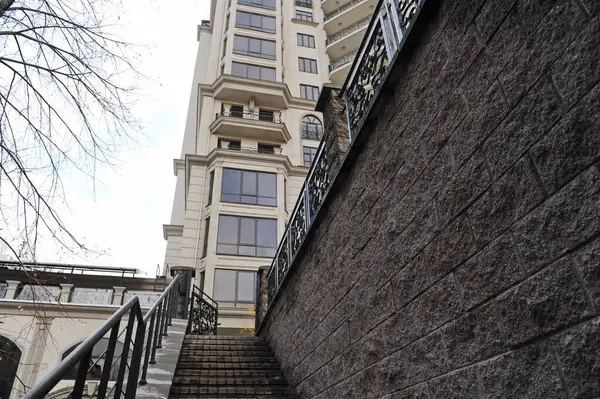 Almaty Kazakhstan 2015 Escalier Pierre Façade Complexe Résidentiel Plusieurs Étages — Photo