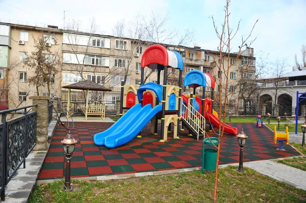 哈萨克斯坦阿拉木图 2015 多层住宅区境内的儿童游乐场 — 图库照片