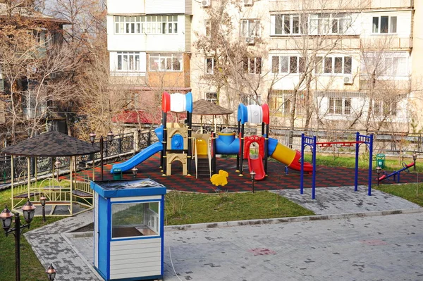 哈萨克斯坦阿拉木图 2015 多层住宅区境内的儿童游乐场 — 图库照片