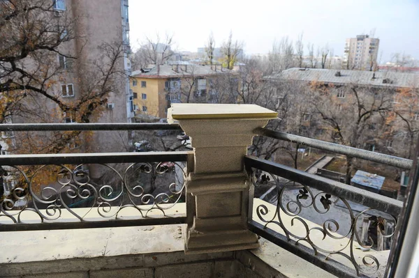 哈萨克斯坦阿拉木图 2015 住宅区阳台部分 — 图库照片