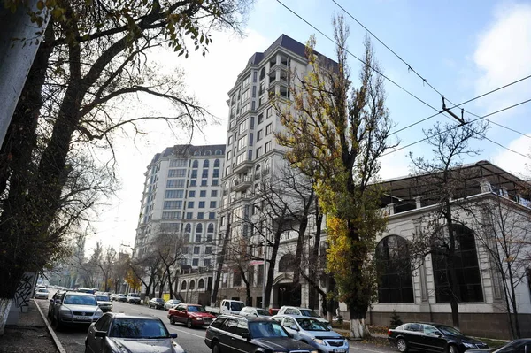 Almaty Kazakistan 2015 Strada Della Strada Lungo Complesso Residenziale Più — Foto Stock
