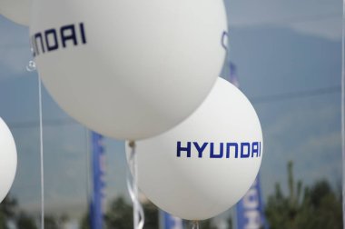 Almaty, Kazakistan - 08.25.2016: Havada Hyundai logosu olan büyük balonlar asılı.