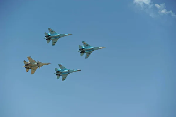 Almaty Kazachstan 2016 Obroty Bojowników Kazachskiego Lotnictwa Wojskowego Podczas Parady — Zdjęcie stockowe